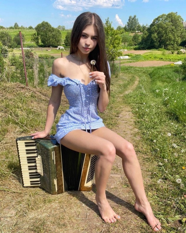 640x800, 213 Kb / шатенка, сидит, босиком, одуванчик, сарафан, дорога, тропа, аккордеон, Valeriia Makusheva, lerabuns