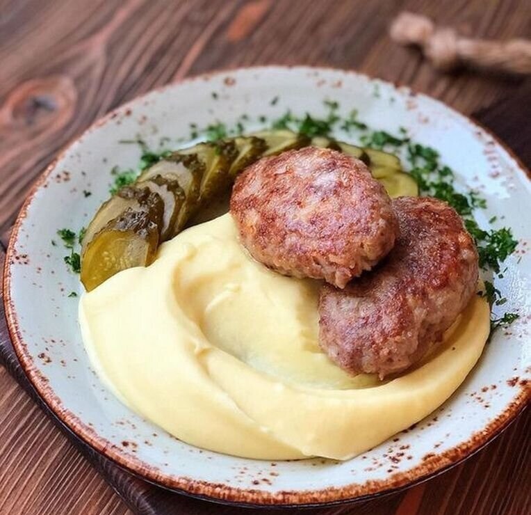 764x740, 125 Kb / Тарелка, картошка, огурцы, котлета, пюрешка