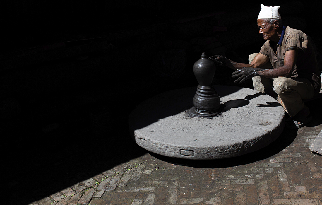 1100x700, 322 Kb / старик, гончарный круг, глина, кувшин