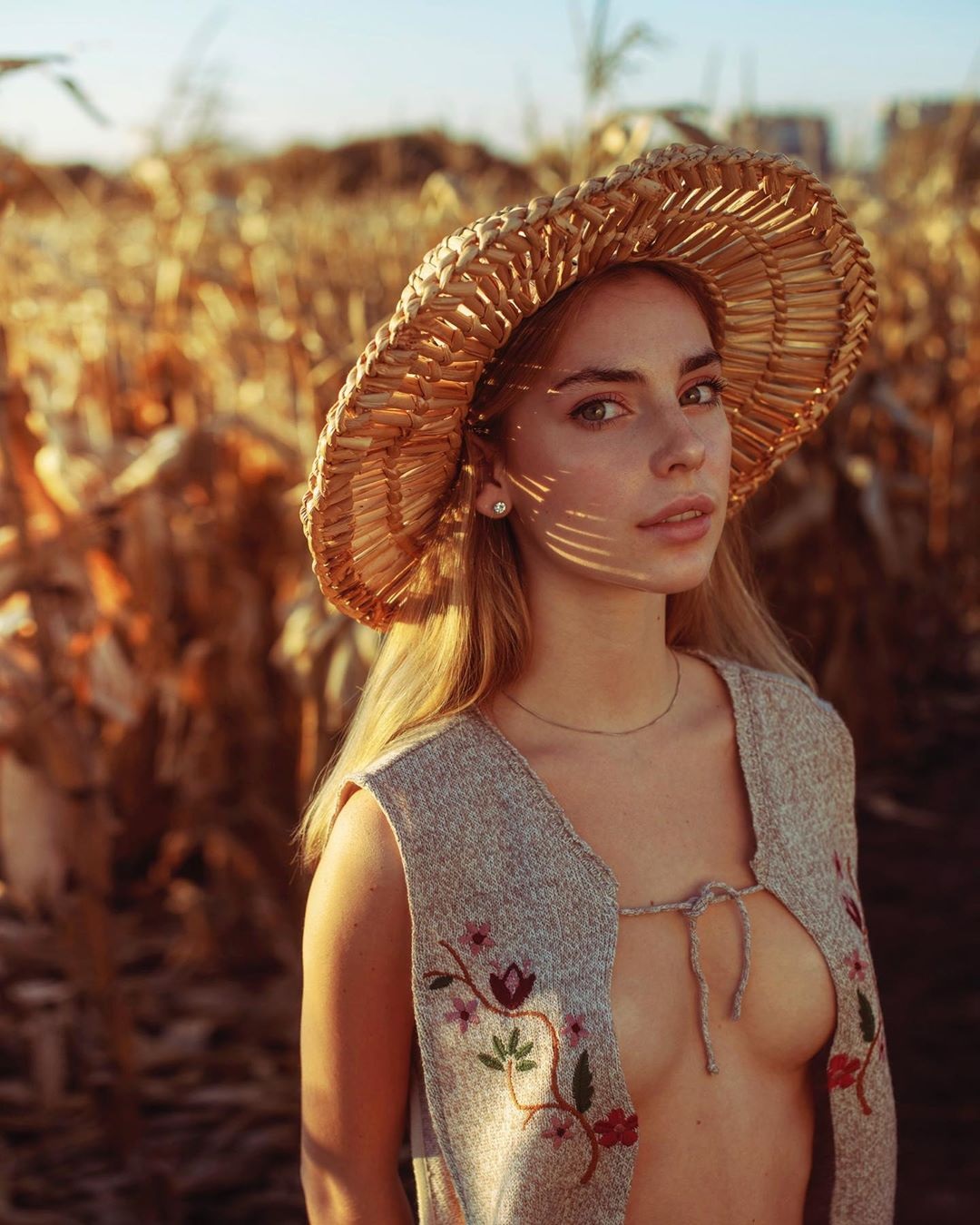 1080x1350, 302 Kb / блондинка, стоит, жилетка, шляпа, поле, кукуруза, Ирина Сивальная, David Dubnitskiy, Давид Дубницкий