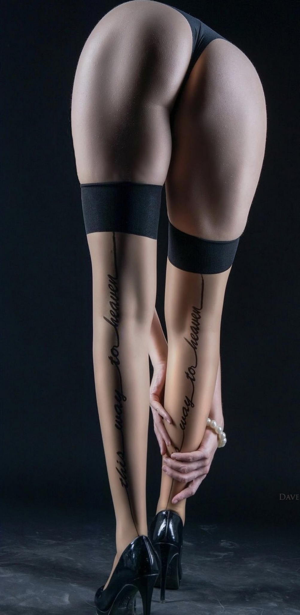 1003x2054, 124 Kb / ноги, чулки, надпись, жемчуг, браслет, туфли, попка