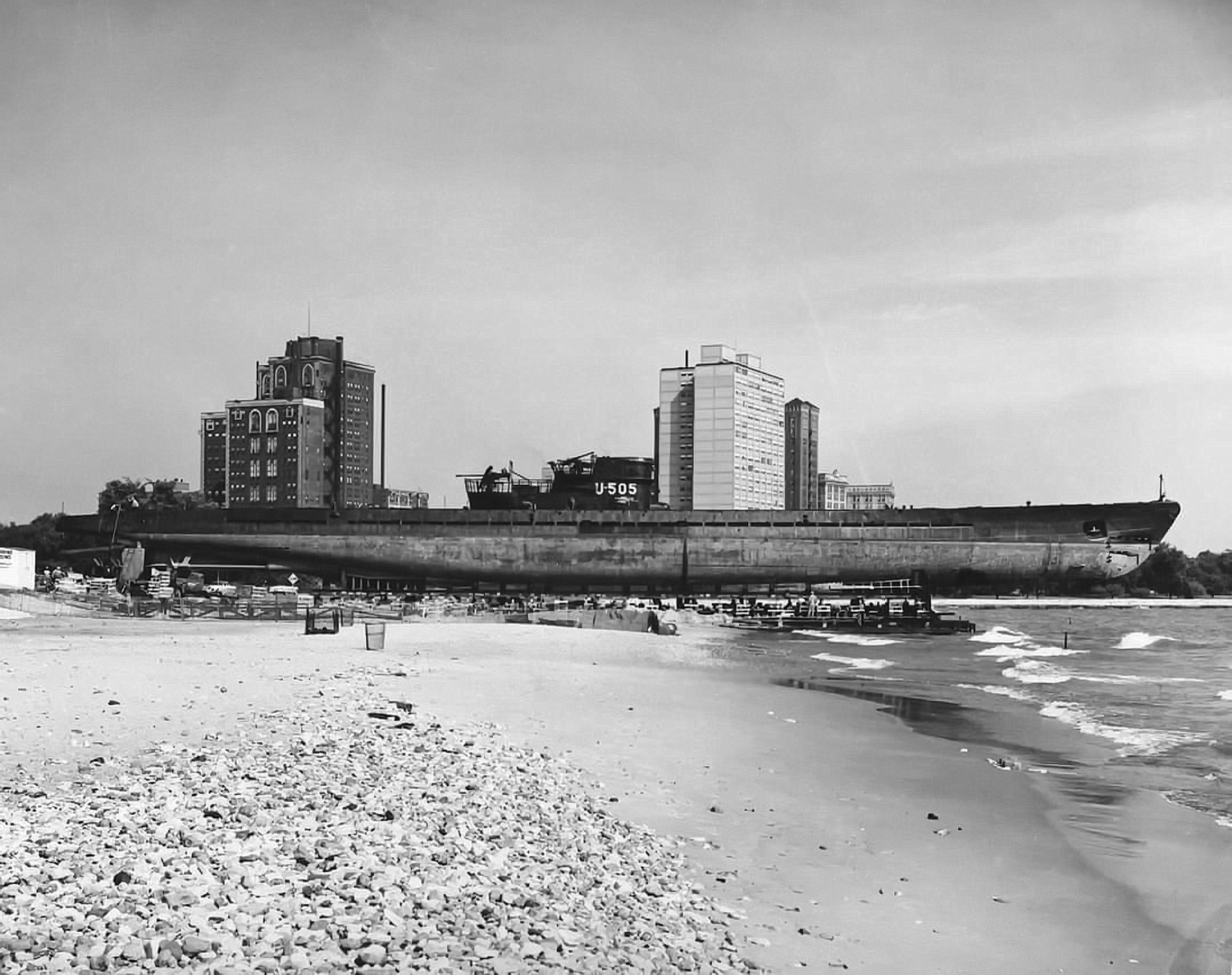 2160x1710, 411 Kb / ч/б, подводная лодка, подложка, пляж, камни, США, Чикаго, U–505