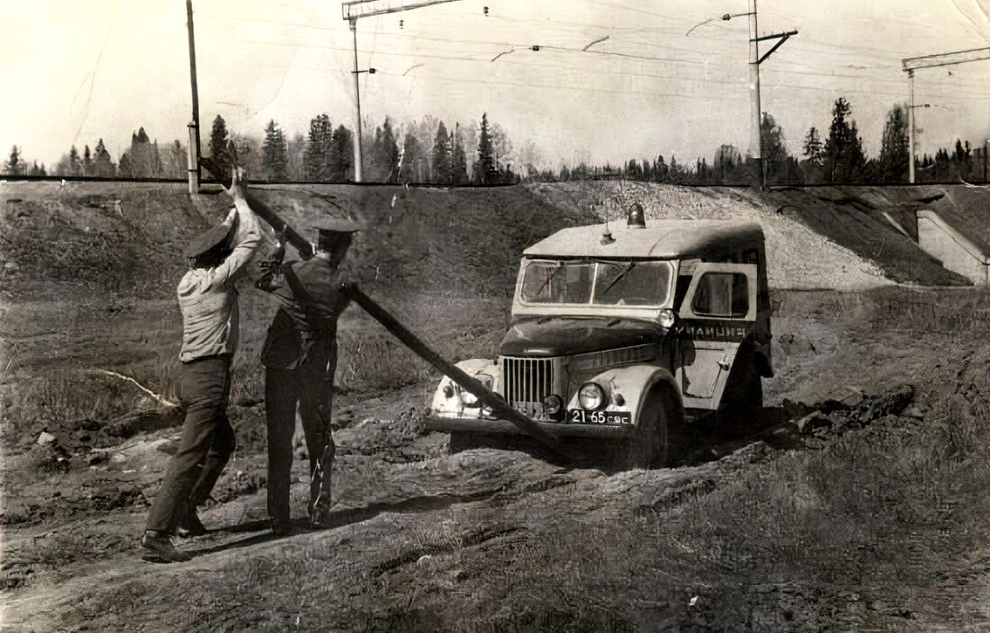 1100x704, 279 Kb / ч/б, ГАЗ-69, милиция, железная дорога, рельсы, СССР, прокол