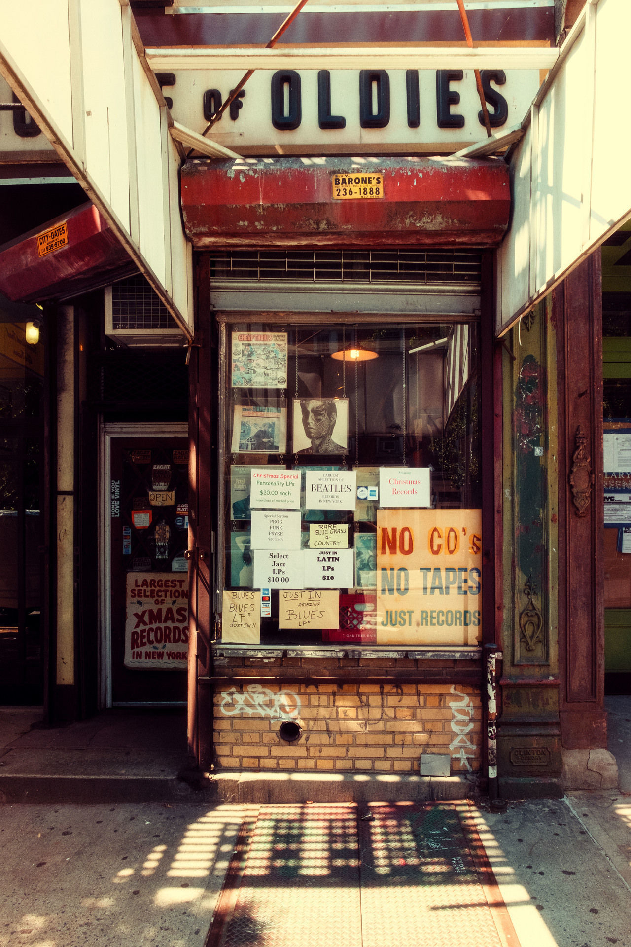 1280x1920, 514 Kb / витрина, солнце, кирпич, тень, звукозапись, House of Oldies, Магазин, West Village, Нью-Йорк