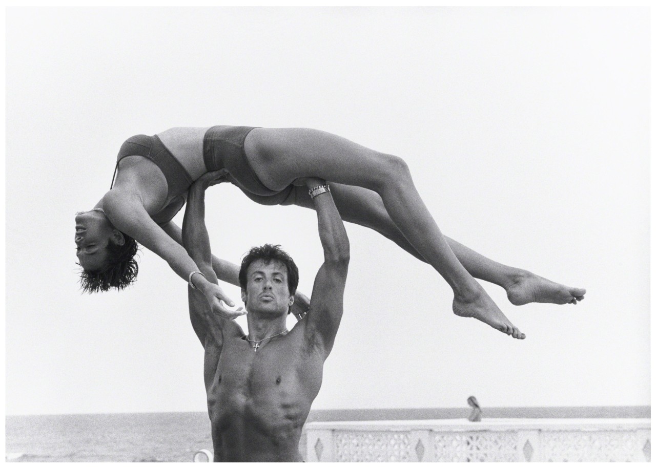 1280x914, 164 Kb / ч/б, Сильвестр Сталлоне, Бриджит Нильсен, цепочка, крестик, купальник, браслет, часы, набережная