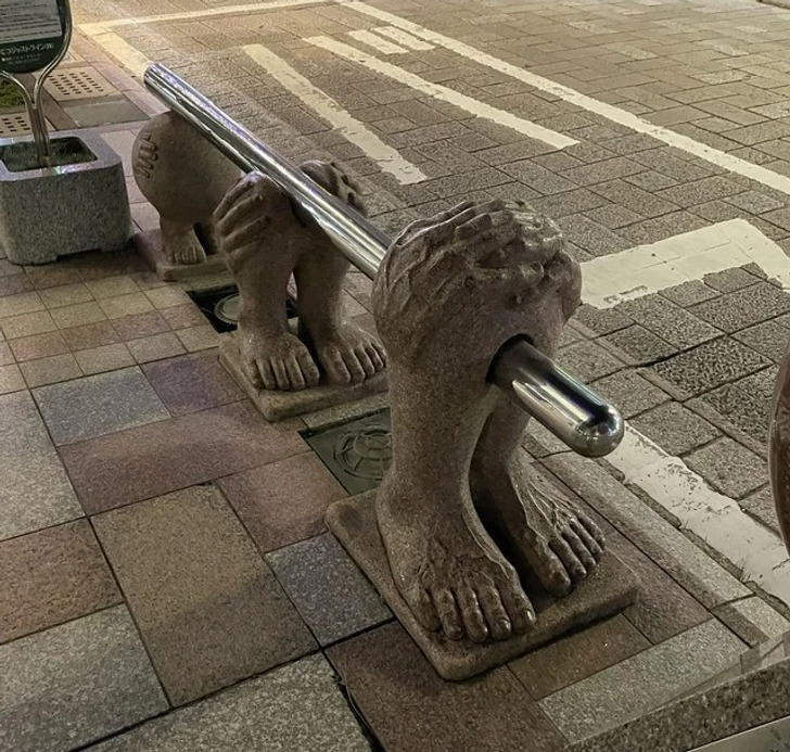 728x693, 206 Kb / Япония, скульптура, ноги, труба, руки, брусчатка, парковка