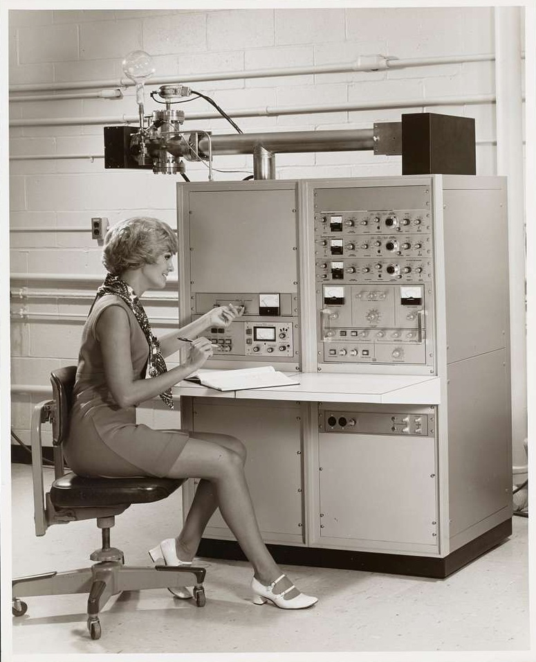 775x956, 204 Kb / ящик, спектрометр, крутилки, кнопки, ч/б, кресло, Flyvetidsmassespektrometri