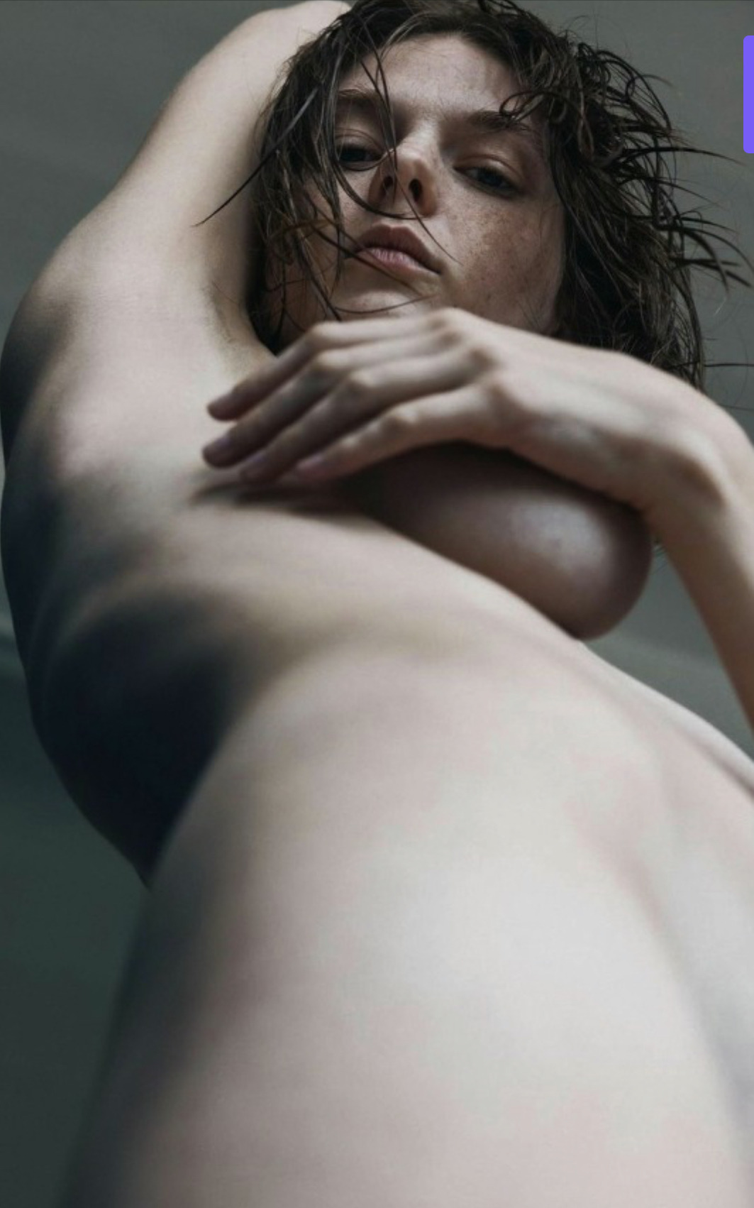 1063x1702, 216 Kb / голая, снизу, мокрая, веснушки