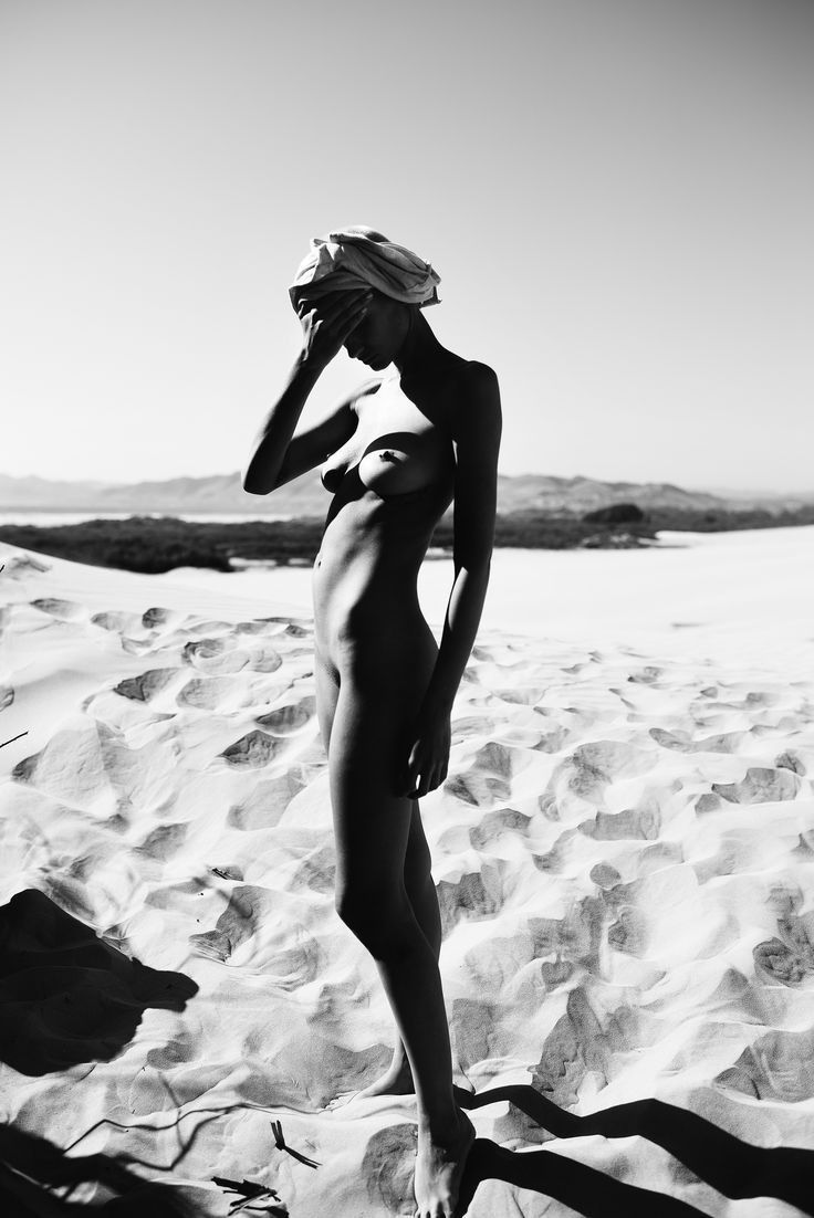 736x1102, 90 Kb / ч/б, голая, песок, пустыня, тень, футболка