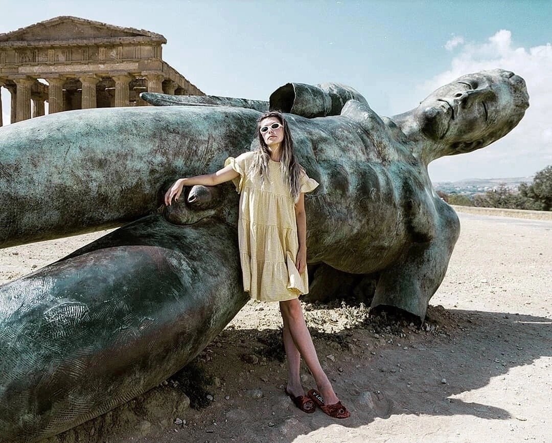 1080x866, 204 Kb / Без рук, статуя, платье, очки, колонны