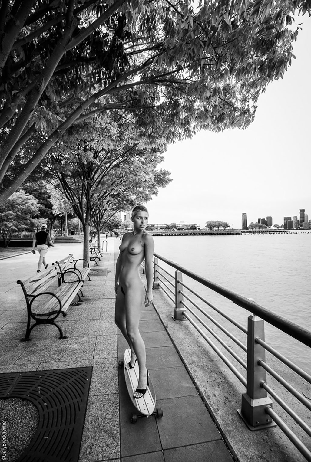 1027x1527, 372 Kb / ч/б, лонгборд, Marisa Papen, набережная, скамейка, голая, каблуки, перила, деревья