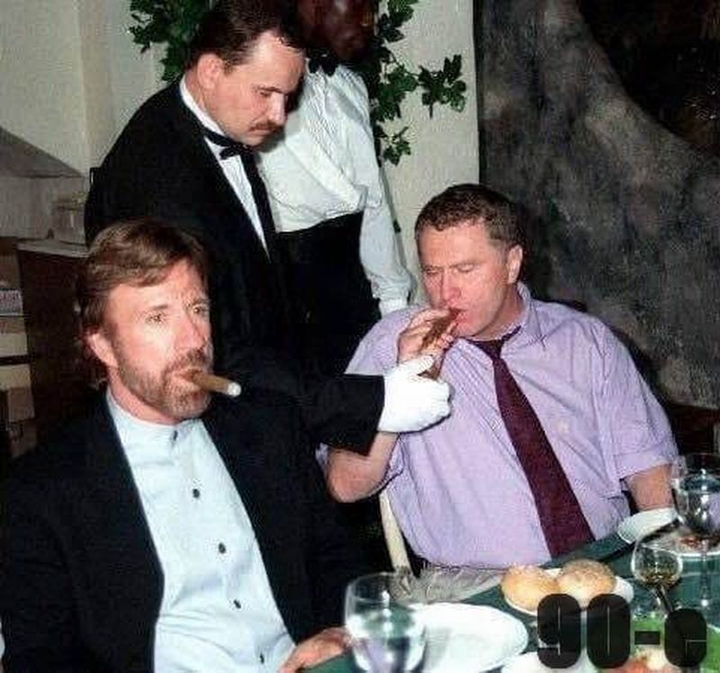 800x748, 98 Kb / Чак Норрис, Жириновский, сигара, ресторан, галстук, официант, бабочка, булка, бокал, стол