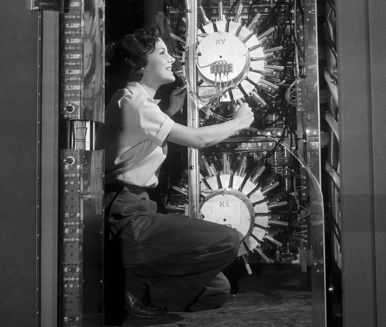 1337x1134, 368 Kb / компьютер, девушка, настройка