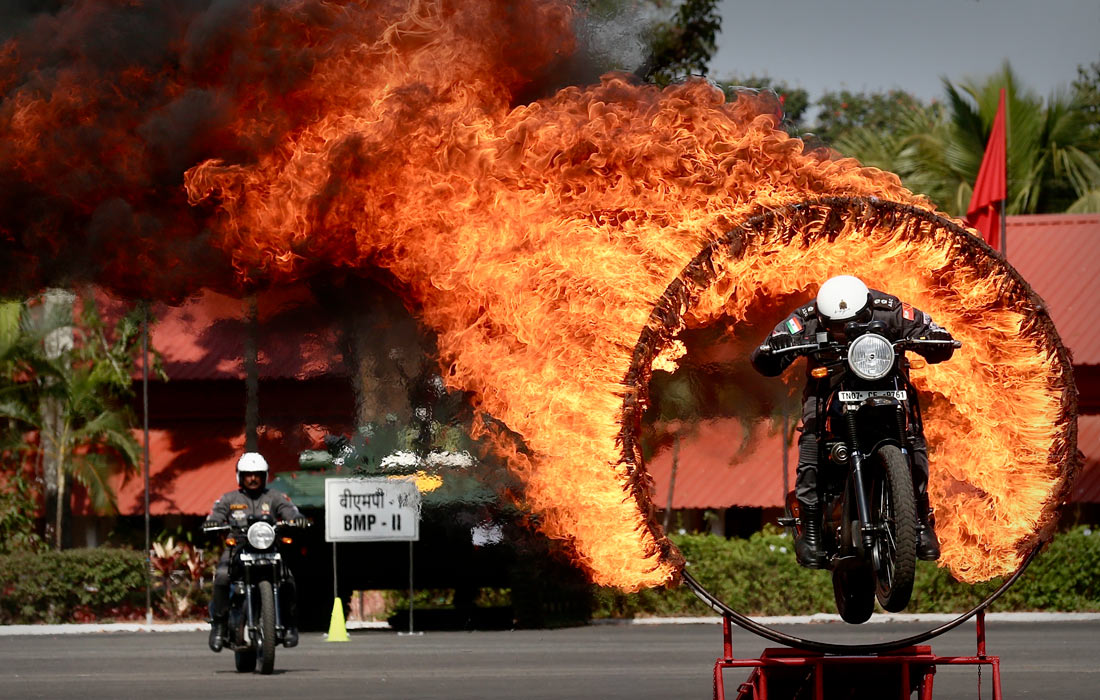 1100x700, 199 Kb / мужчины, мотоциклы, обруч, огонь, прыжок