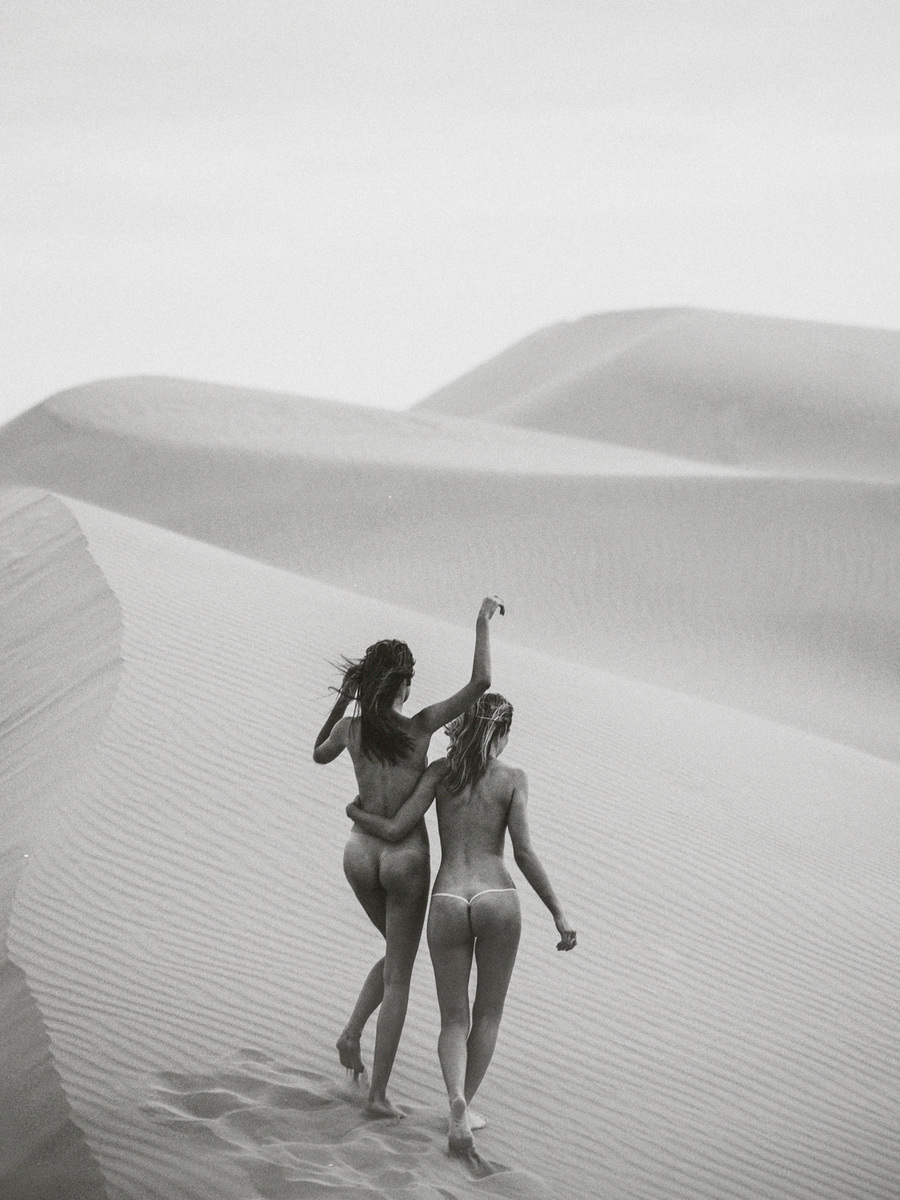 900x1200, 342 Kb / две, женщины, барханы, песок, ч/б