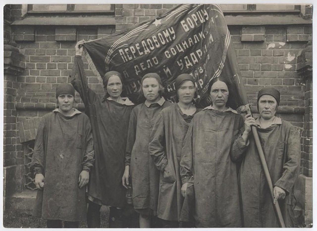 1280x933, 584 Kb / ч/б, СССР, флаг, 8 Марта, стена, кирпич, Госспирт