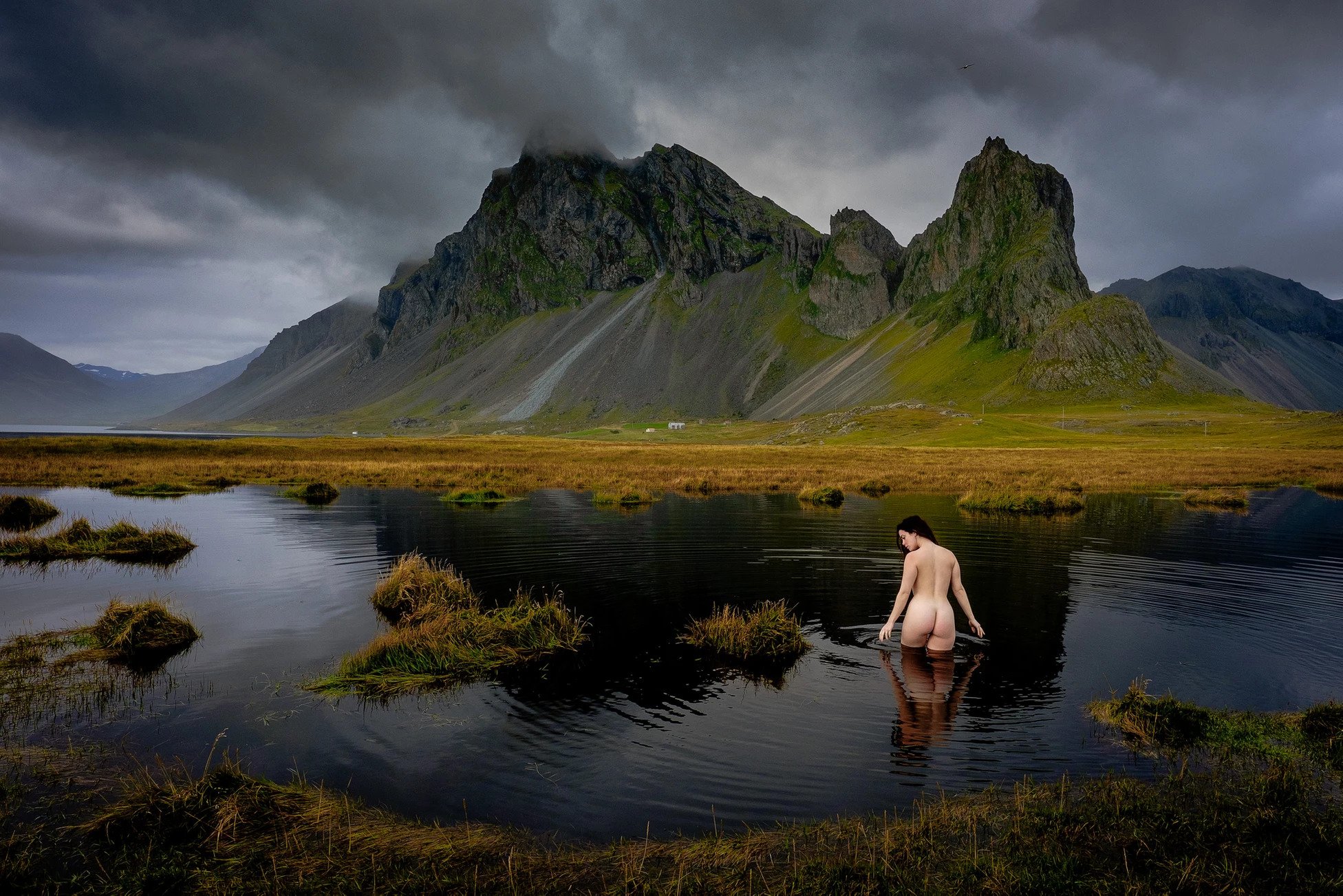 1952x1302, 589 Kb / брюнетка, попка, вода, озеро, река, гора, скала