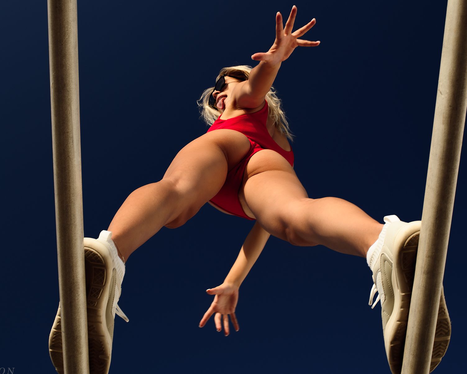 1503x1204, 116 Kb / блондинка, брусья, кроссовки, очки, язык, купальник, красное, вид снизу