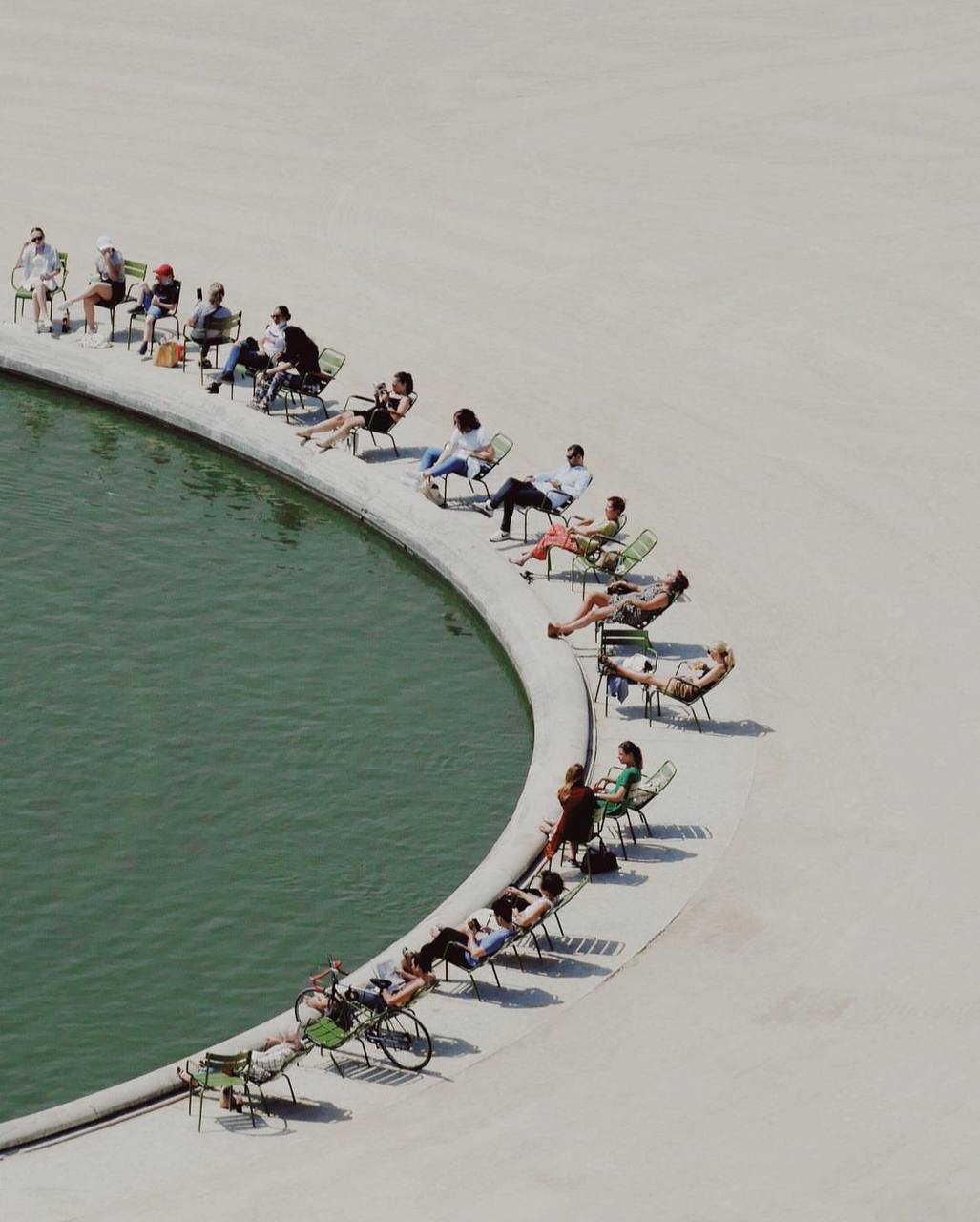 1027x1280, 101 Kb / фонтан, вода, кресло, люди, отдых, лето