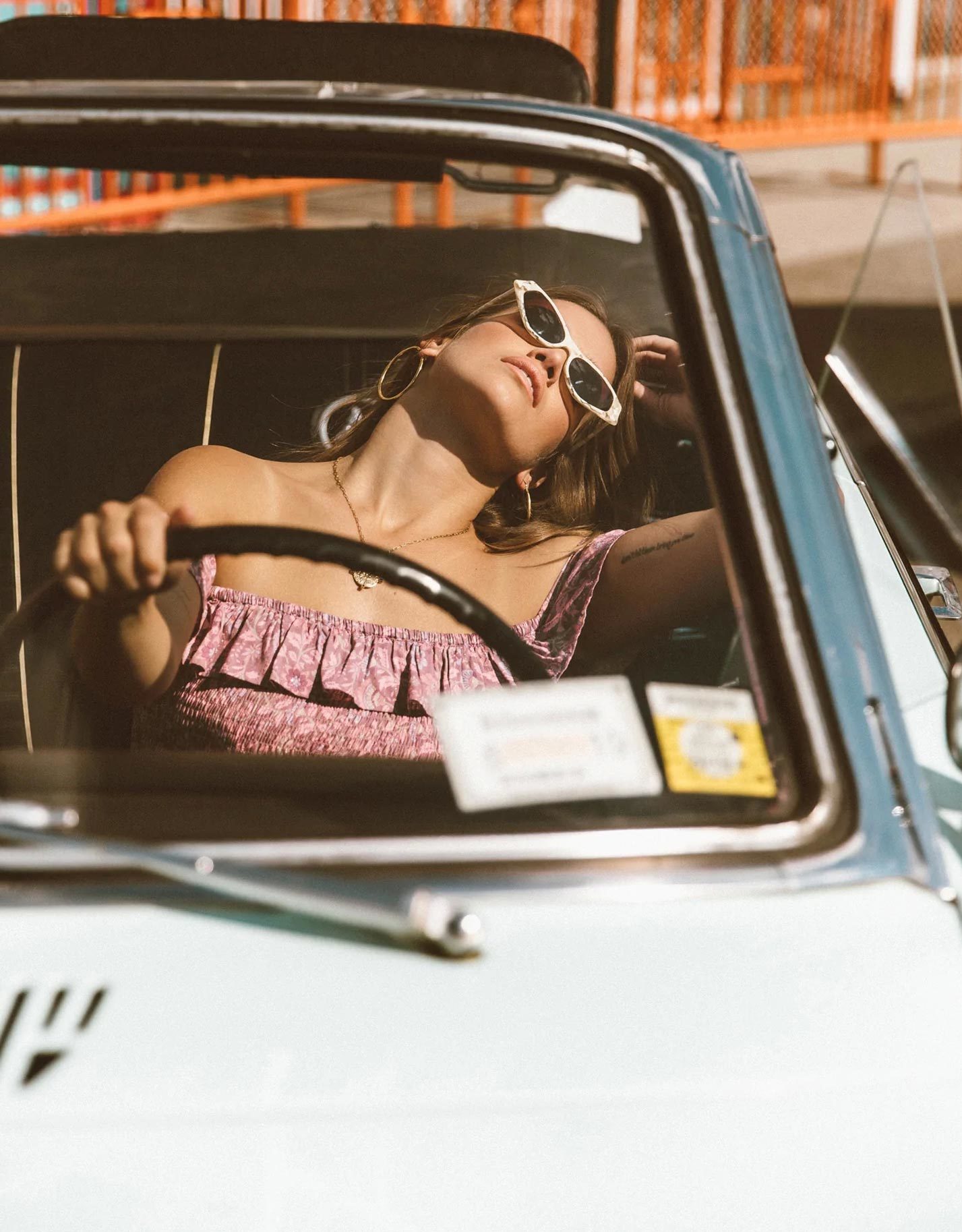 1427x1827, 270 Kb / автомобиль, руль, очки, тату