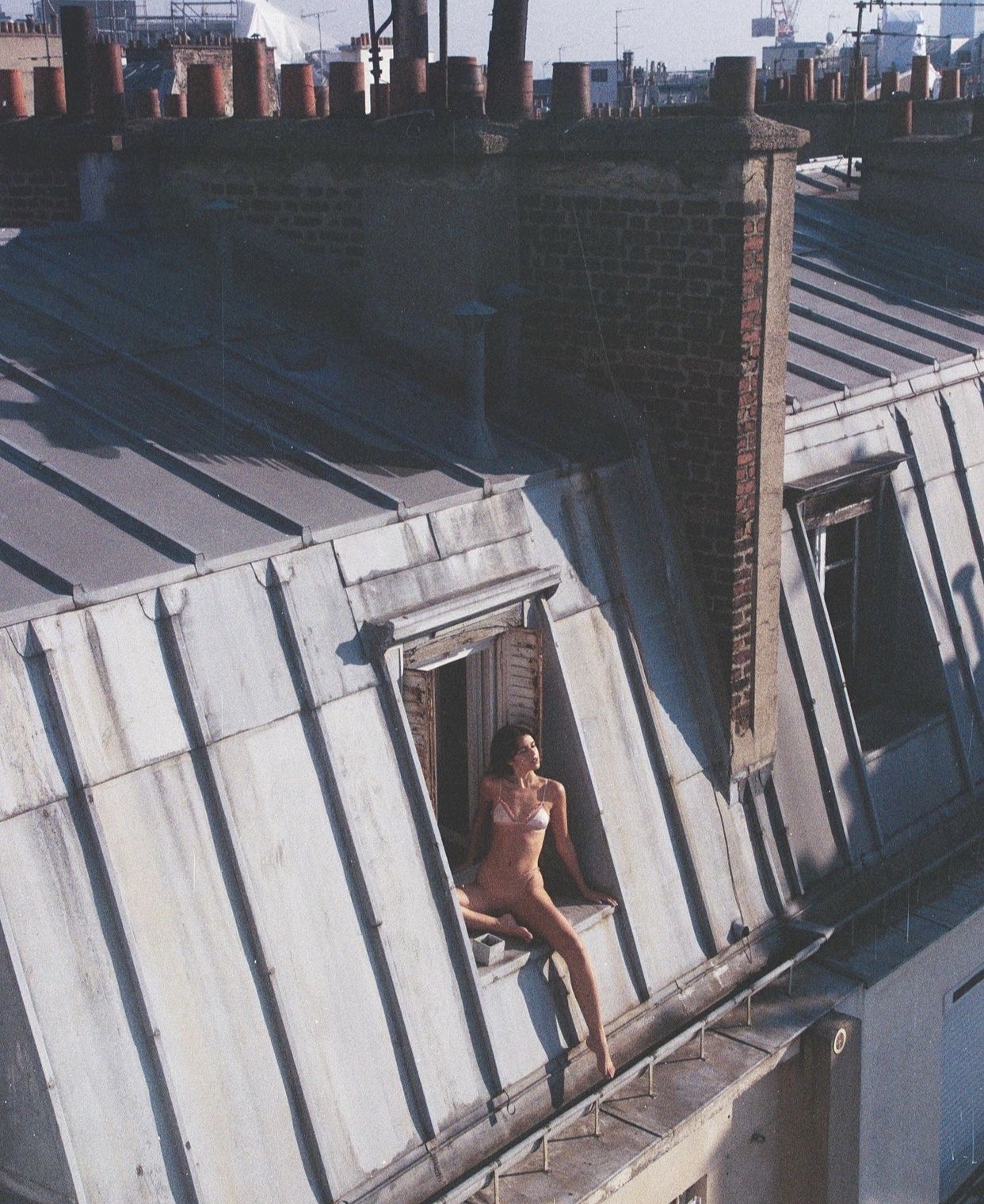 1242x1520, 585 Kb / женщина, бельё, крыша, чердак, трубы, окна, мансарда