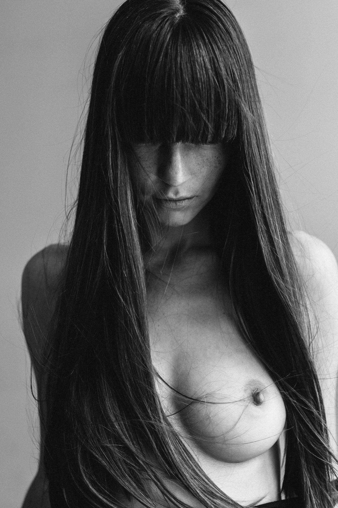 1280x1920, 603 Kb / ч/б, челка, волосы, веснушки, топлесс