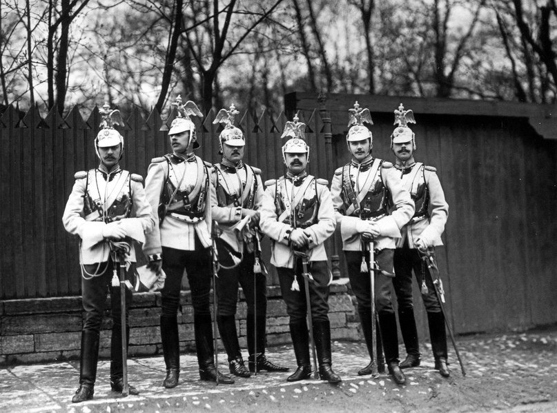 807x599, 184 Kb / ч/б, Кавалергарды, солдаты, шлем, мундир, сабля, сапоги, эполеты, гусары, ворота, забор