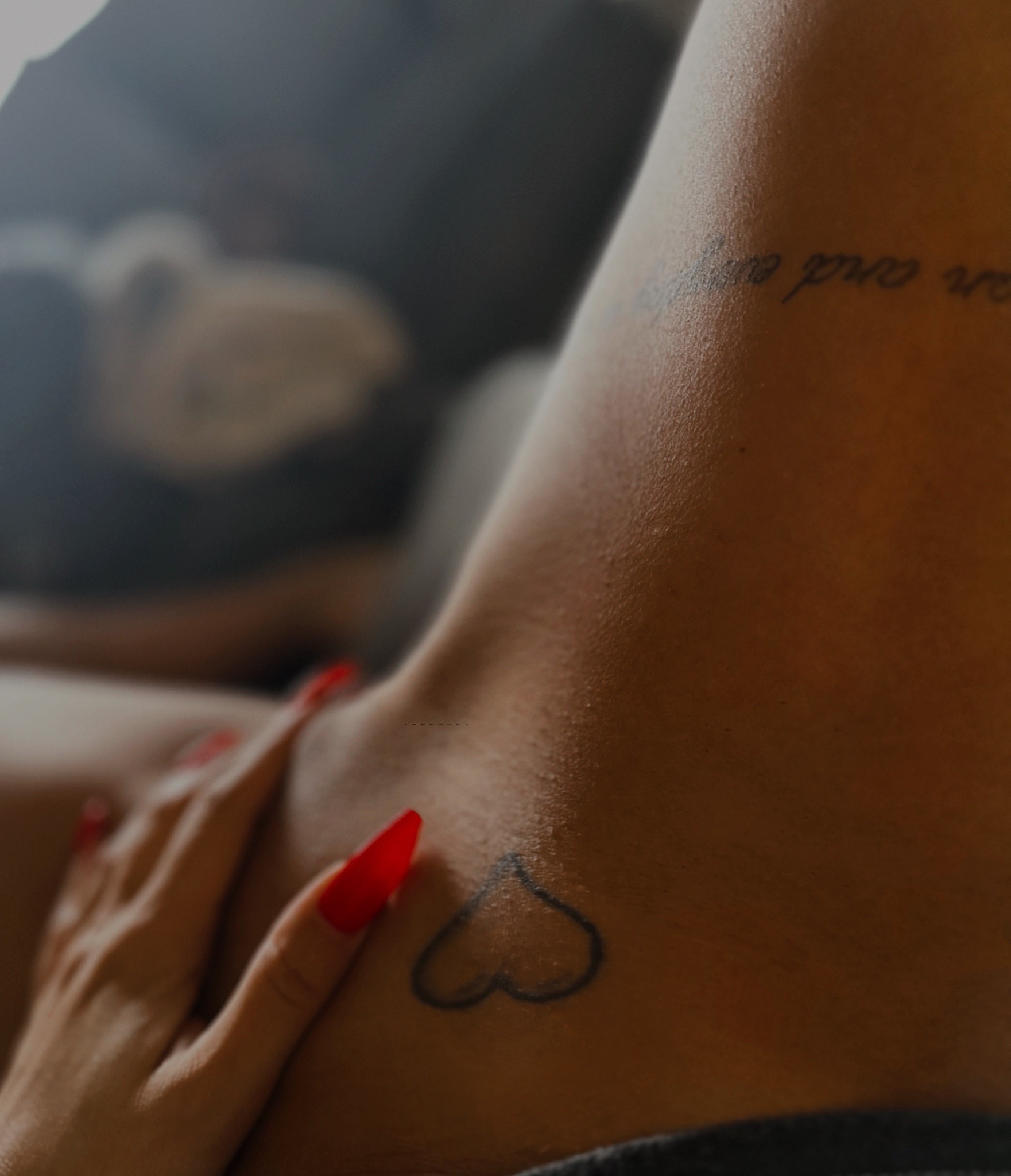 1761x2048, 365 Kb / бритая, лобок, тату, сердце, ногти, маникюр