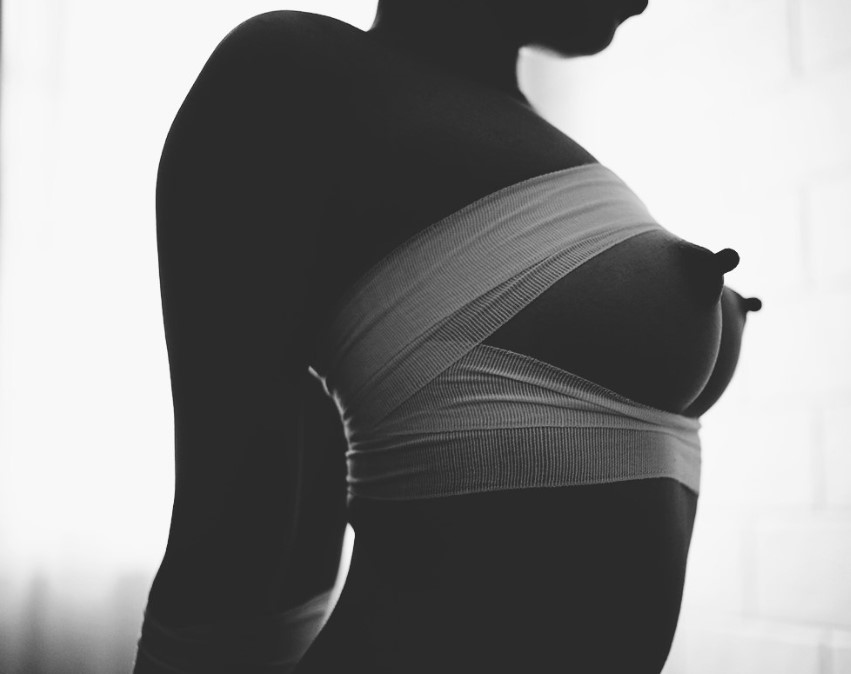 851x674, 44 Kb / сиськи, бинт, ч/б