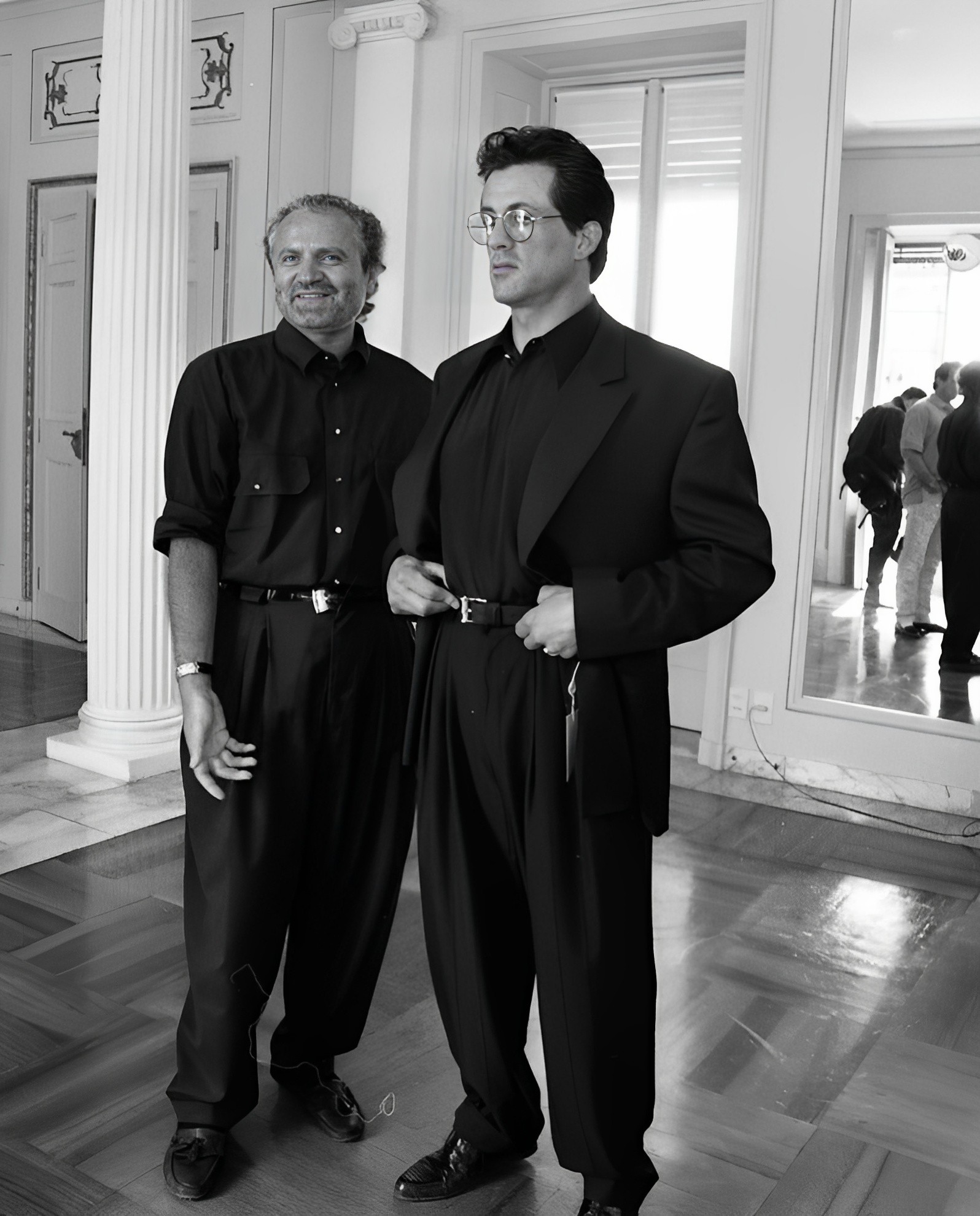 1596x1980, 439 Kb / ч/б, Сильвестр Сталлоне, Джанни Версаче, зеркало, пиджак, примерка, костюм, паркет, колонна, очки