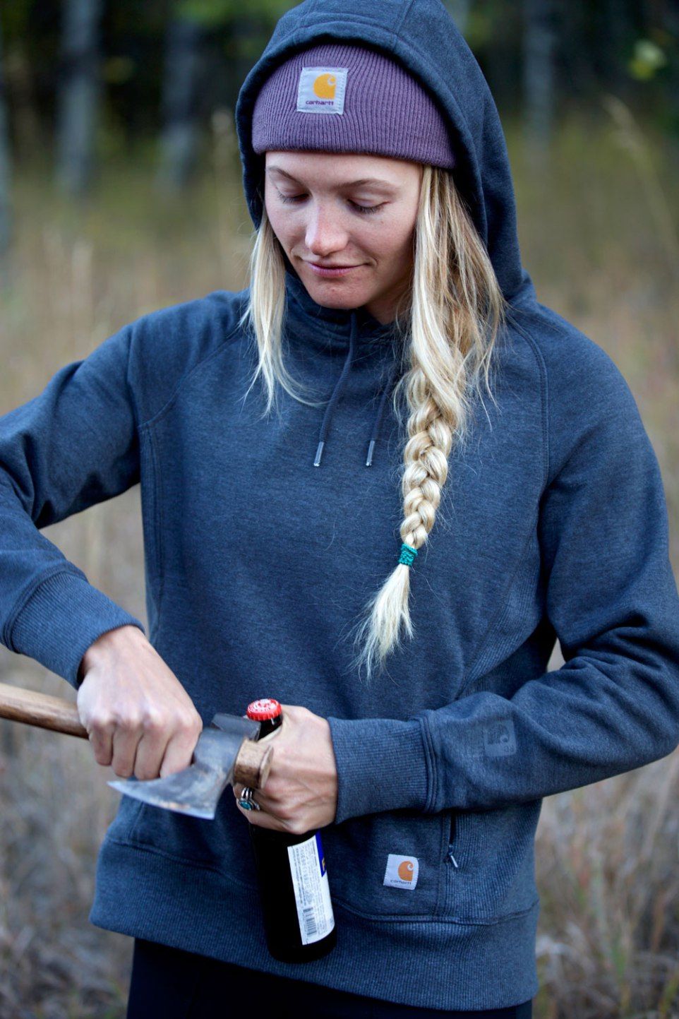 962x1443, 195 Kb / топор, бутылка, коса, кольцо, толстовка, шапка, блондинка