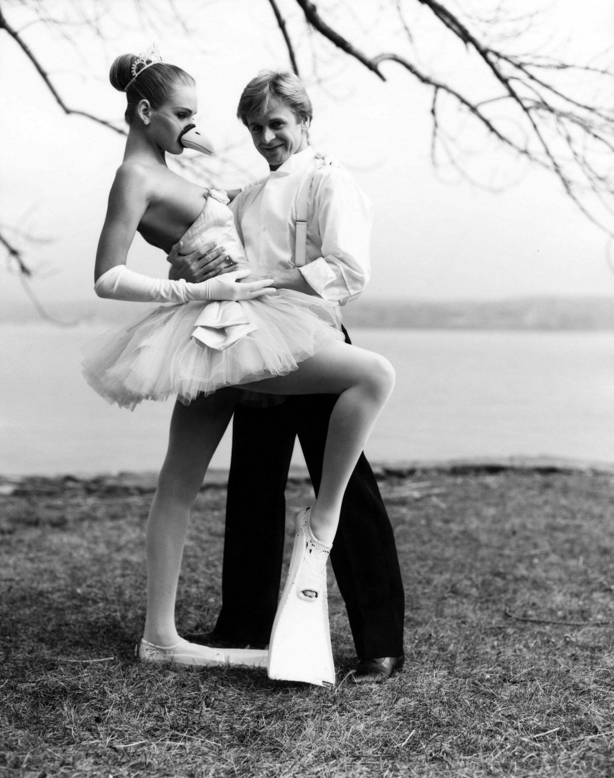 2138x2708, 538 Kb / ч/б, Михаил Барышников, Ума Турман, балерина, клюв, ласты, пачка, подтяжки