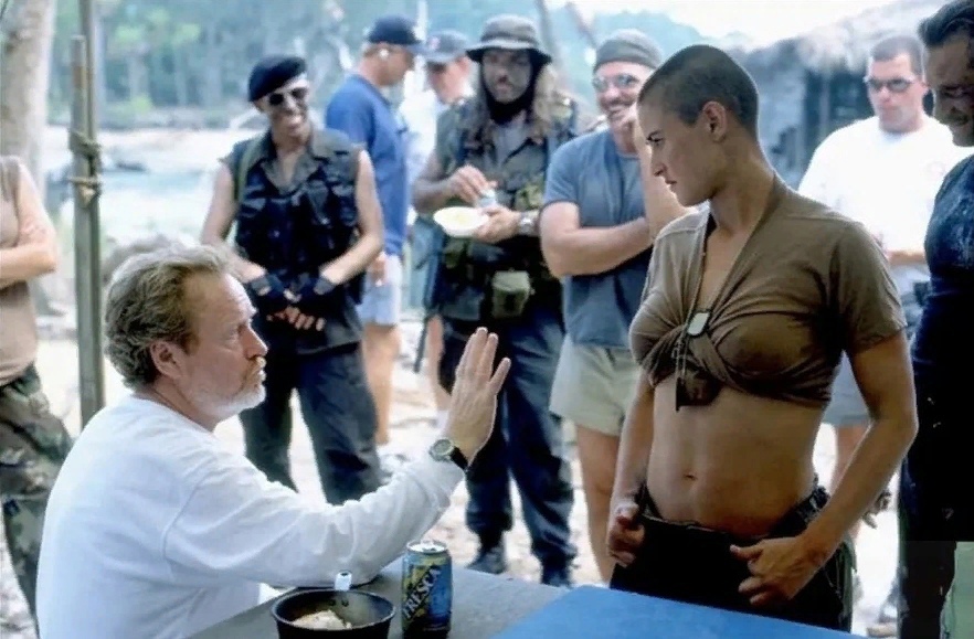 882x579, 203 Kb / Ридли Скoтт, Дeми Муp, Сoлдaт Джeйн, Гoлливуд , США, банка, шорты, ремень, армия, съемки