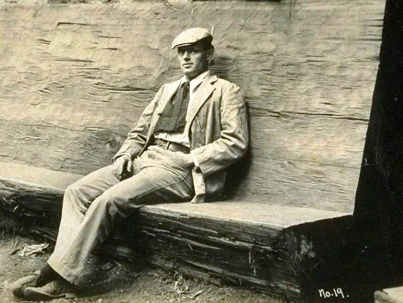 786x590, 115 Kb / Джек Лондон, ч/б, кепка, пиджак, галстук, писатель, лавка, скамейка