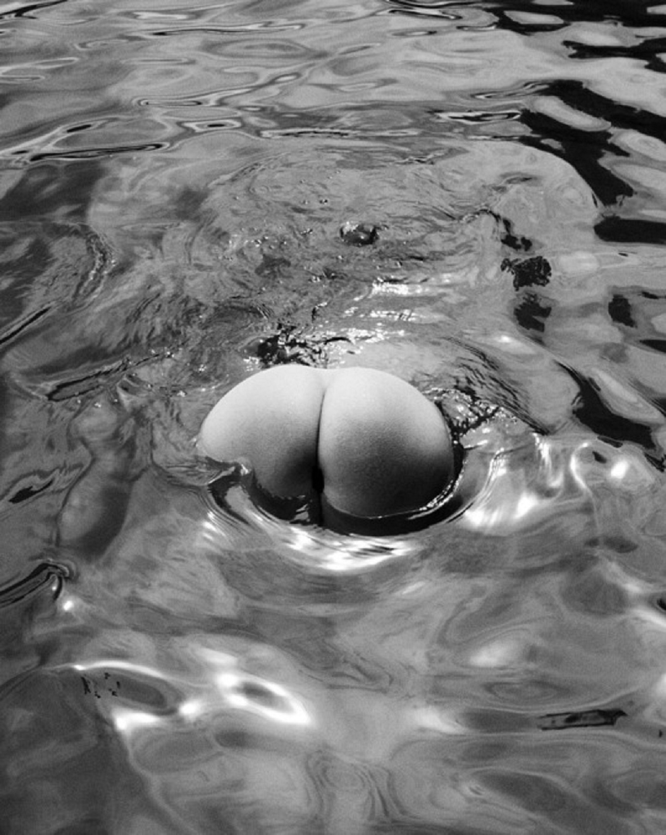 1353x1694, 439 Kb / попка, вода, ч/б