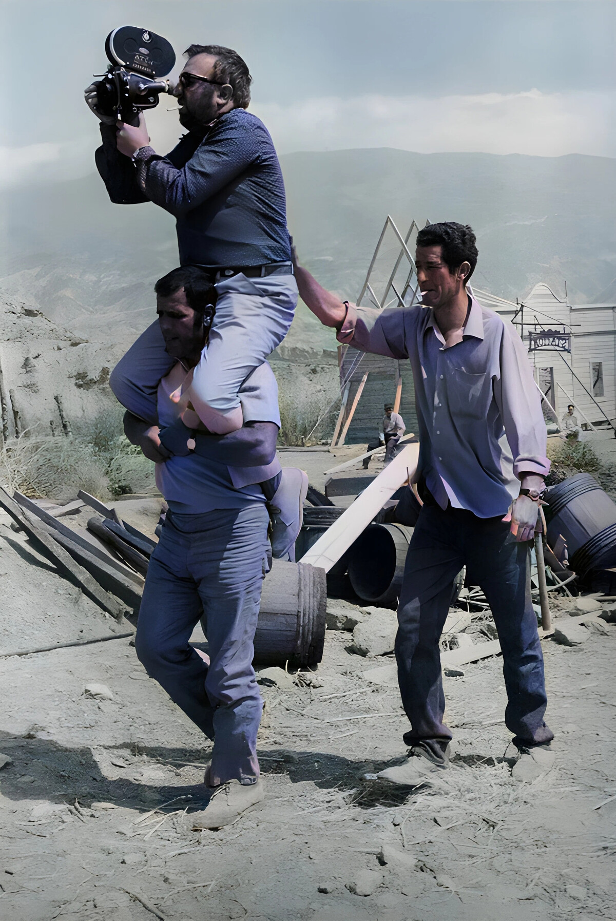 1200x1794, 570 Kb / Серджио Леоне, камера, бочка, верхом, декорации, рубаха, часы, сигарета, горы, доски