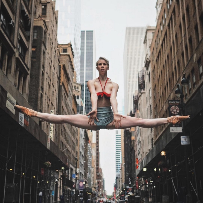 700x700, 329 Kb / блондинка, балерина, шпагат, растяжка, прыжок, пуанты, трусы, шорты, здания, дома, улица