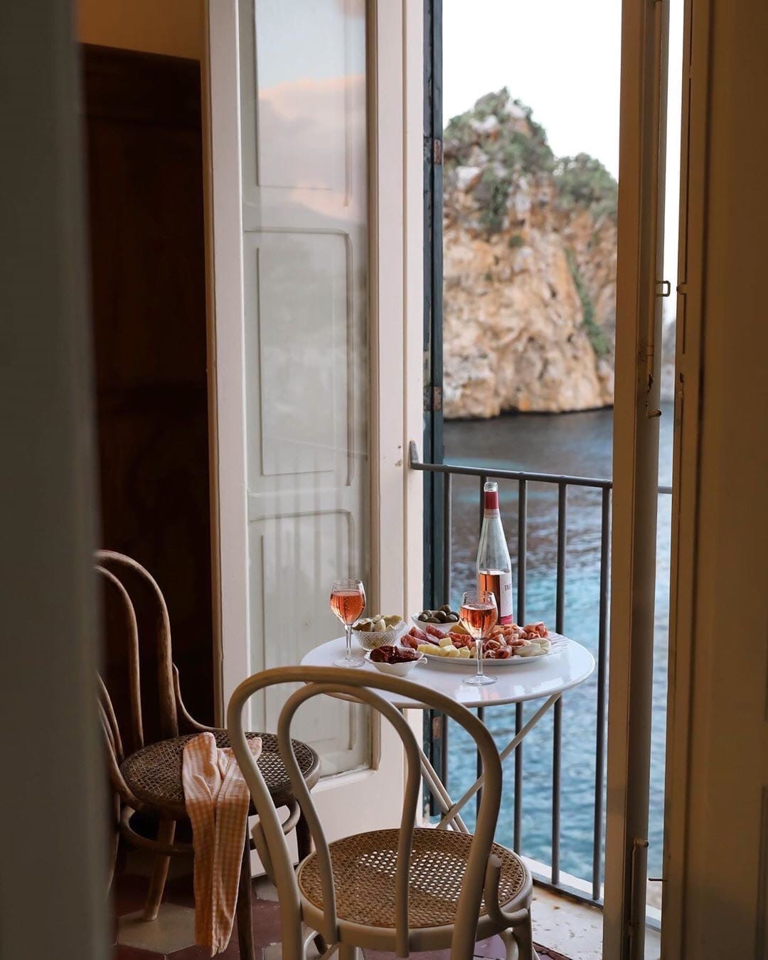 1080x1350, 261 Kb / стол, стул, еда, балкон, море, вино, бутылка, бокал, гора, скала