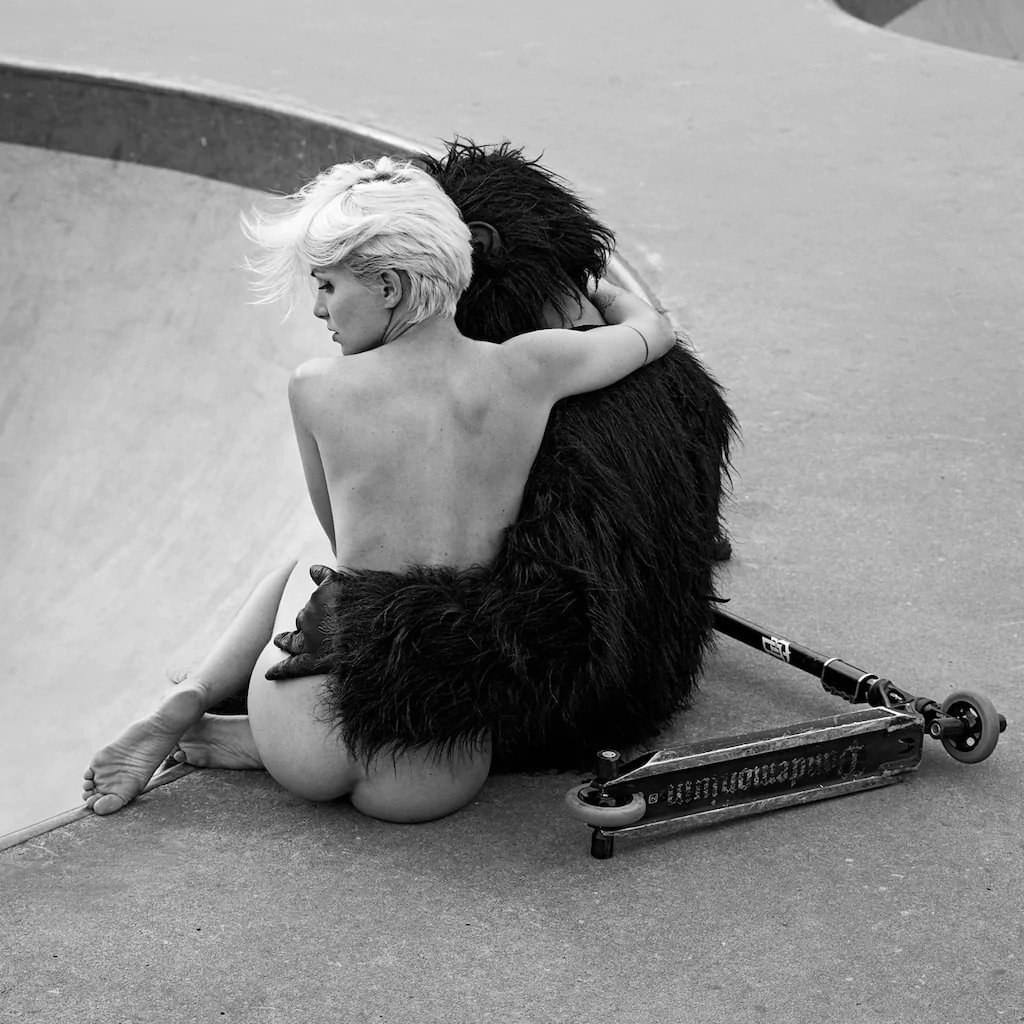 1024x1024, 102 Kb / голая, кукла, обезьяна, самокат, ч/б, Eva Gii