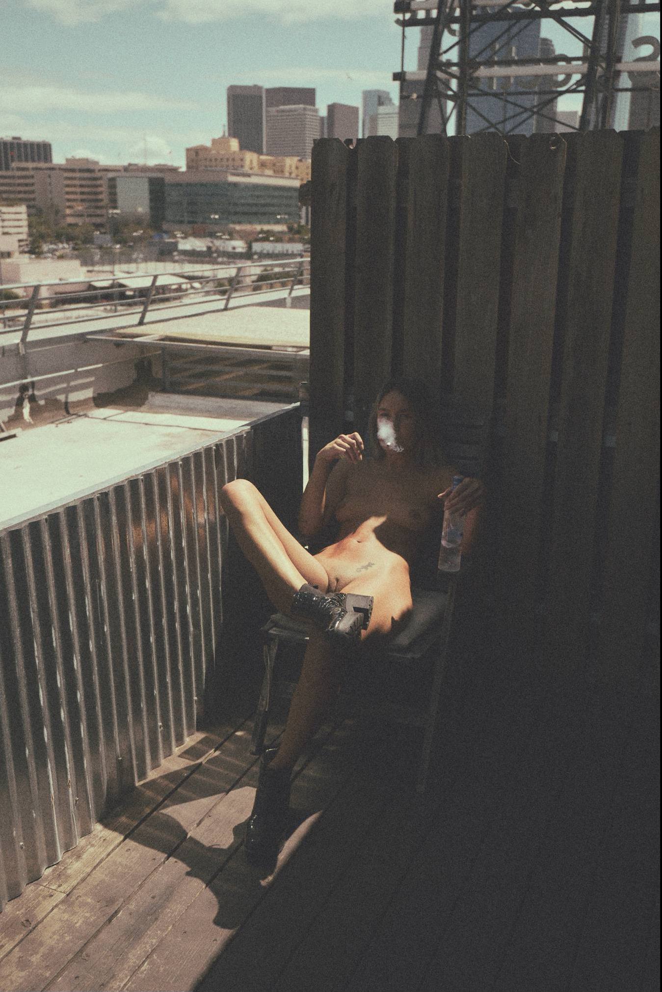 1349x2019, 329 Kb / крыша, стул, кресло, сигарета, дым, бутылка, голая, тату, тень, ботинки