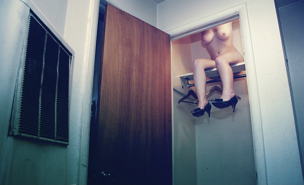 999x609, 226 Kb / голая, дверь, жалюзи, вешалки, туфли