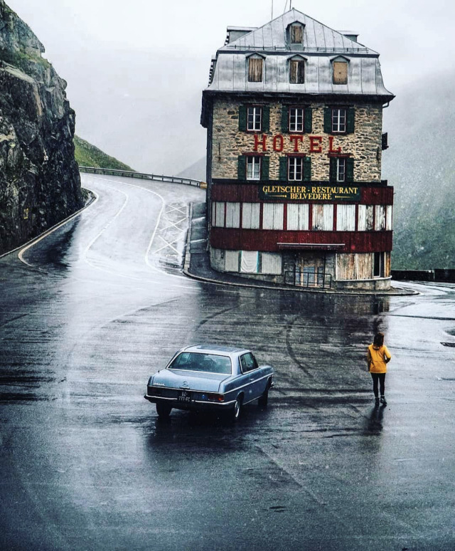 640x774, 195 Kb / автомобиль, классика, ретро, горы, дорога, отель, гостиница, мерседес