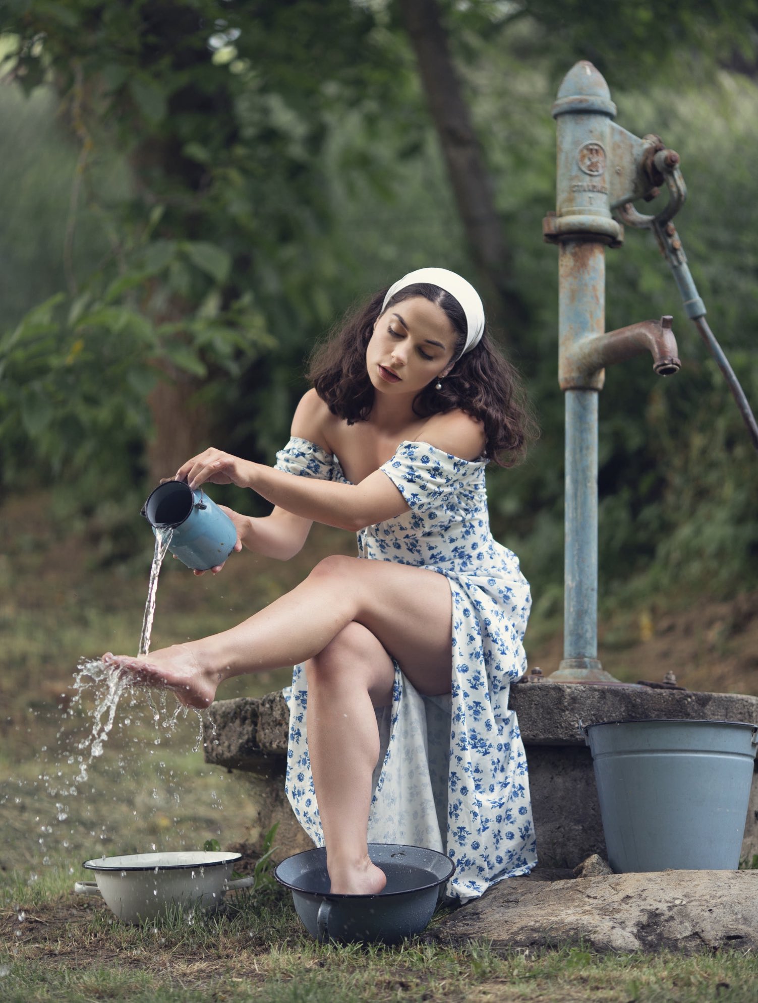 1503x1989, 367 Kb / шатенка, сидит, платье, вода, колонка, ведро, тазик
