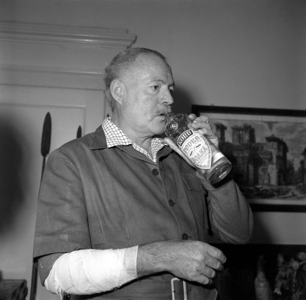 990x969, 123 Kb / Эрнест Хемингуэй, ч/б, бинт, водка, бутылка, картина