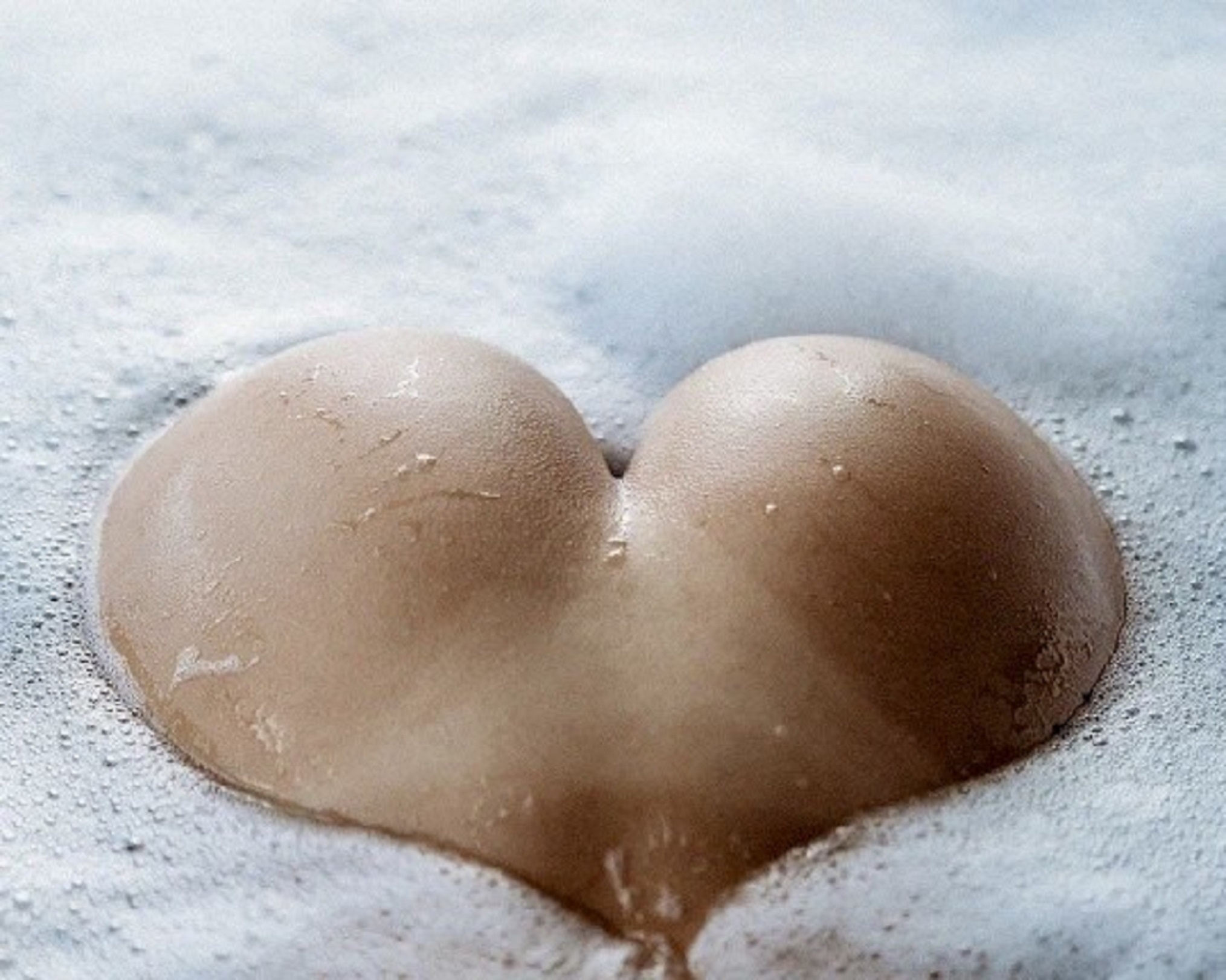 2029x1623, 487 Kb / вода, пена, попка, сердечко