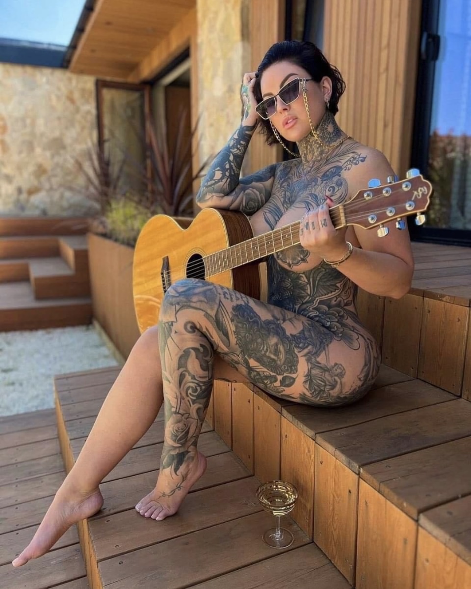 960x1199, 274 Kb / голая, тату, гитара, ступени, очки, фужер, Donna Wildcard