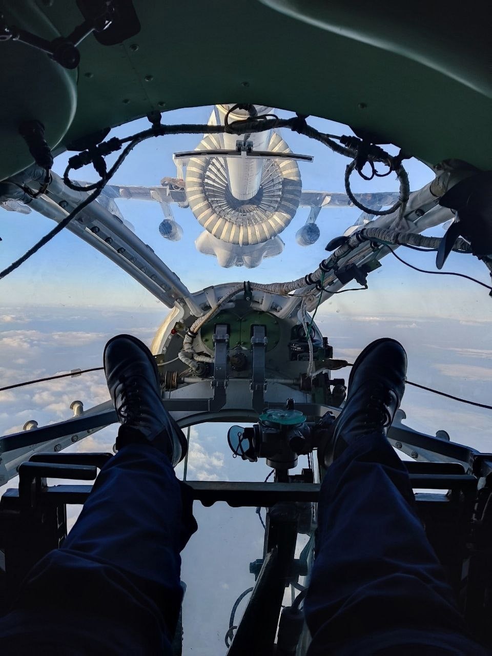 960x1280, 258 Kb / Самолёт, ноги, заправка, ботинки