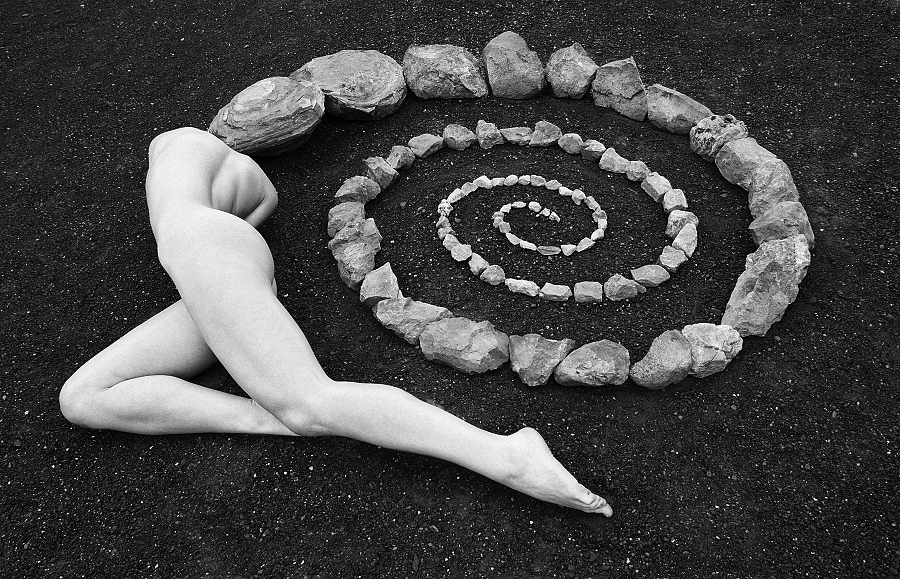 900x579, 449 Kb / ч/б, женщина, камни, узор, спираль