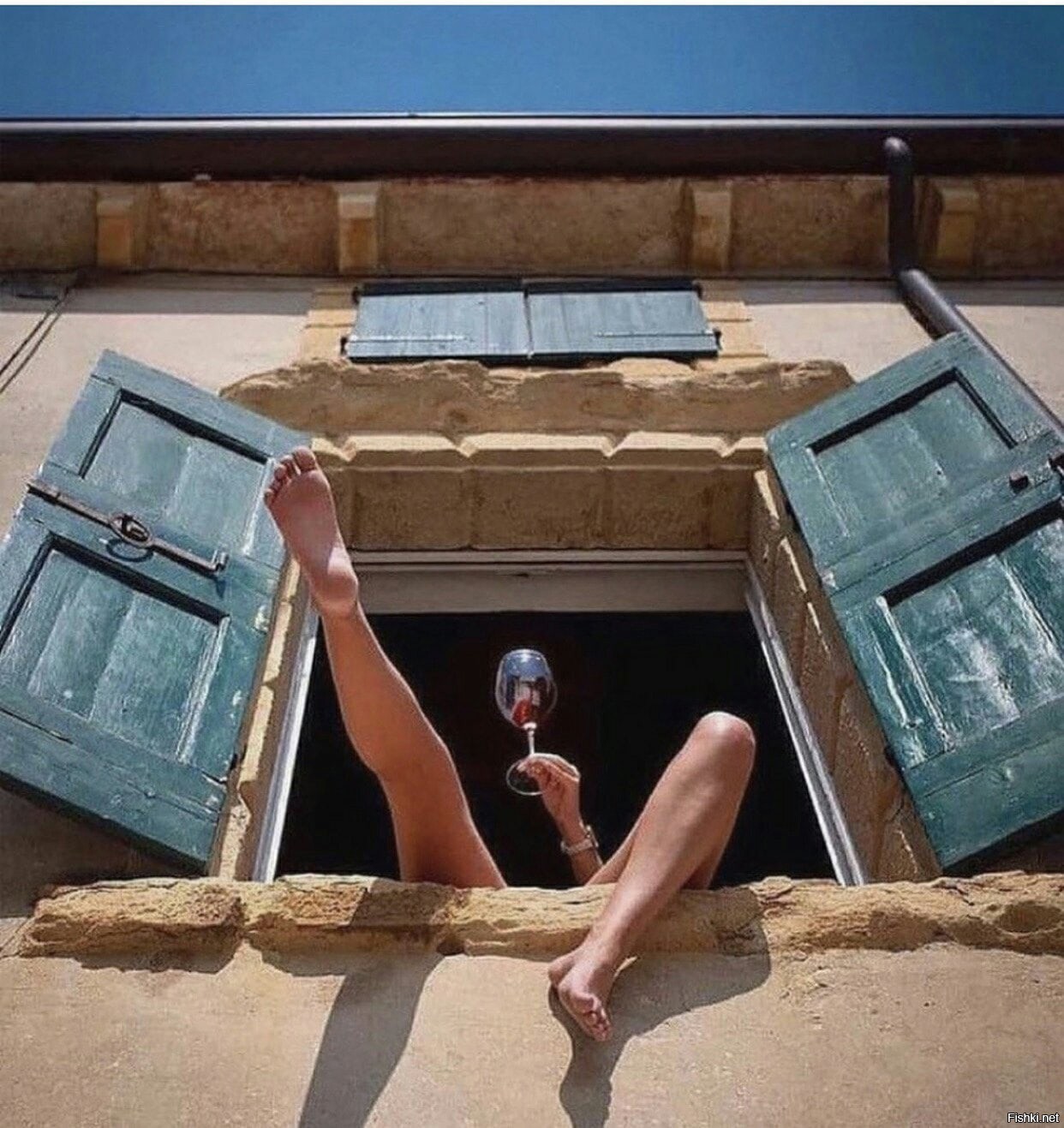 1242x1317, 283 Kb / окно, ставни, ноги, бокал