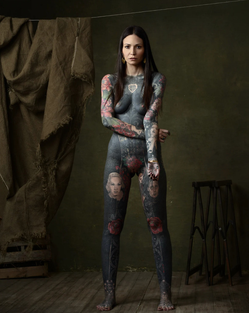 797x1001, 153 Kb / тату, брезент, табурет, тряпка, стул, Celine, Olivier Valsecchi, браслет